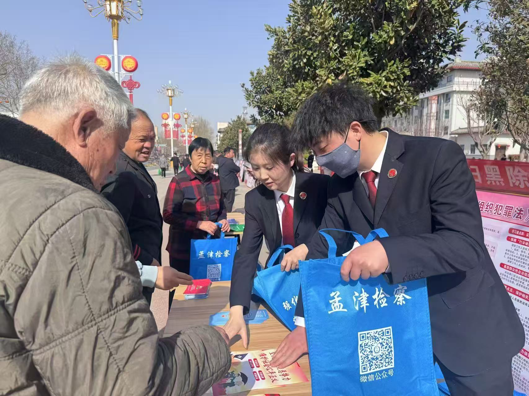 工作照.jpg 工作照.jpg